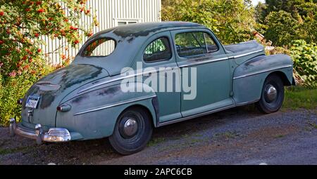 Umea, Norrland Schweden - 13. September 2019: Ein alter, abgenutzter Wagen, der in einem Grat steht Stockfoto