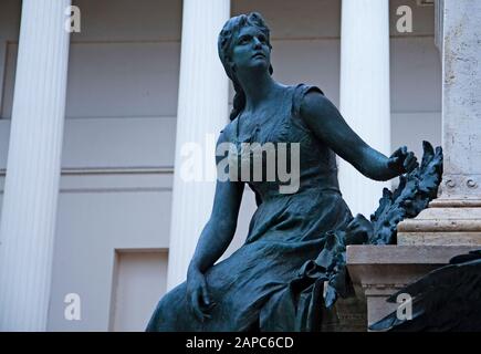 Budapest, Ungarn - 28. Mai 2019: Eine Statue einer Frau, die es regnete Stockfoto