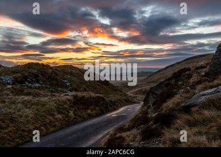 Cambrian Mountains, Ceredigion, Wales, Großbritannien. Januar 2020 Wetter in Großbritannien: Der Sonnenuntergang über den Bergen von Cambrian am See Teifi (Llyn Teifi), während sich die Wolke und der Nebel mit einer kühlen Brise fortbewegen. © Ian Jones/Alamy Live News Stockfoto