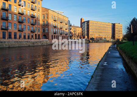 Großbritannien, West Yorkshire, Leeds, River Aire in Rose Wharf Stockfoto