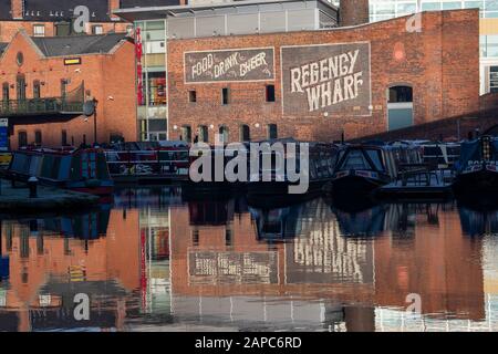 Wintermorgen Reflexionen in Regency Wharf im Gas Street Basin in Birmingham, West Midlands England Großbritannien Stockfoto