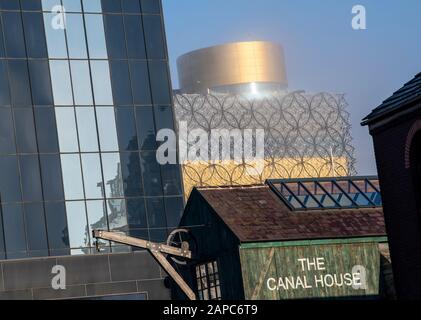 Die neue Bibliothek von Birmingham, umgeben von Winternebel, Birmingham West Midlands England UK Stockfoto