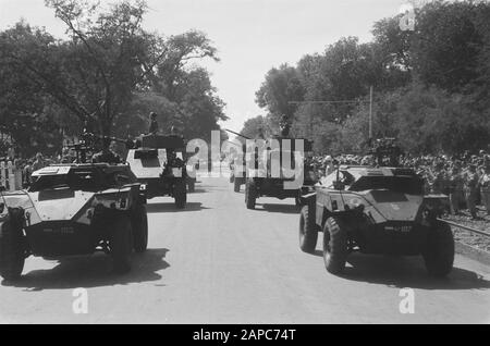 Parade zum Geburtstag von Prinzessin Juliana Beschreibung: 6. Eskadron Armored Cars Datum: 30. April 1947 Ort: Batavia, Indonesien, Jakarta, Niederländisch-Ostindien Stockfoto