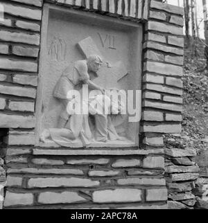 Mosel: Kreuzwegstationen bei Kröv Beschreibung: 7. Kreuzweg: Jesus fällt zum zweiten Mal Anmerkung: Bildhauer: August Lebenstedt (1905-) Datum: 1960 Ort: Deutschland, Kröv, Rheinland-Pfalz, Westdeutschland Schlagwörter: Skulpturen, religiöse Kunst Stockfoto