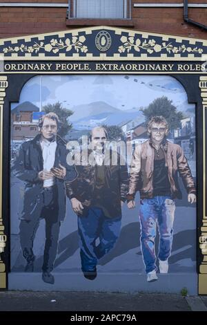 Loyalistisches (protestantisches) Wandbild abseits der Shankill Road, Belfast, Nordirland Stockfoto