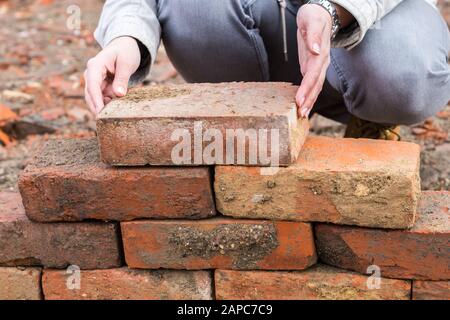 Baut etwas auf Stockfoto