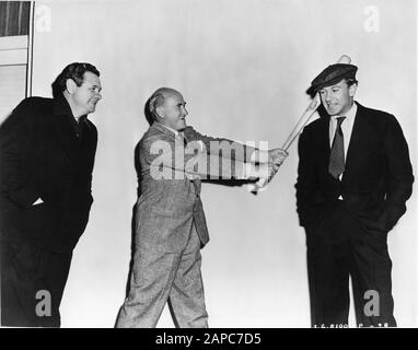 Der Produzent von Babe RUTH SAMUEL GOLDWYN und Star GARY COOPER Publicity Gag drehten während der Dreharbeiten zu "THE PRIDE OF THE YANKEES", Regisseur SAM WOOD aus dem Jahr 1942, die Geschichte des Lebens und der Karriere des Baseballspielers LOU GEHRIG Originalgeschichte Paul Gallico The Samuel Goldwyn Company/RKO Radio Pictures Stockfoto