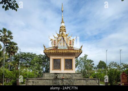 Killing Fields, Wat Samrong Knong, Battambang, Kambodscha. Die Gedenkschedi füllten sich mit den Überresten der Toten, die von den Khmer Rouge ermordet wurden. Stockfoto