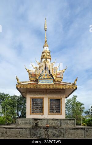 Killing Fields, Wat Samrong Knong, Battambang, Kambodscha. Die Gedenkschedi füllten sich mit den Überresten der Toten, die von den Khmer Rouge ermordet wurden. Stockfoto