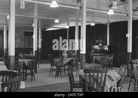 Armee [Armee] Anefo London Serie Beschreibung: Ein Blick auf das Innere der Kantine der Männer. Kantine und Erholungsräume im niederländischen Armeelager in Wolverhampton. Überblick über das Innere der Kantine Datum: Dezember 1941 Ort: Großbritannien Schlüsselwörter: Lager, Kantinen, Armee, Weltkrieg Stockfoto