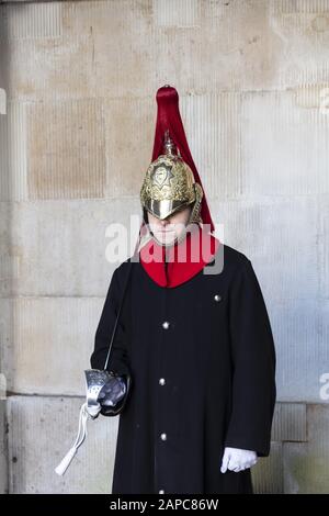 Ein Soldat der Blues- und Royals-Regimenter der Rettungsschwimmer der Königin im Wachdienst bei Horse Guards in London Stockfoto