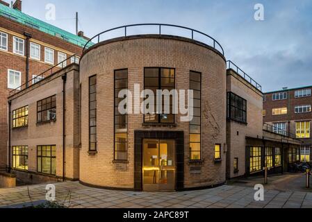 Mond Gebäude, neue Museen, Universität Cambridge. 1933 im Art déco-Stil, Vermächtnis Ludwig Mond. Krokodil Gravur von Eric Gill. Bogen: H C Hughes Stockfoto