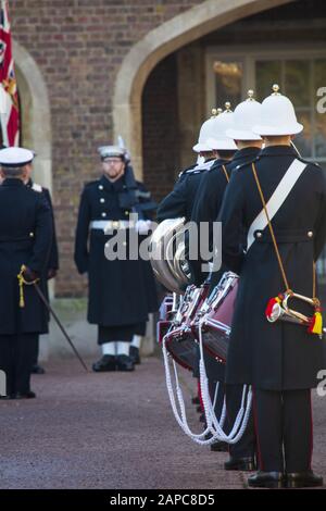 Soldaten, die bei der Wachablösung vor dem St. James's Palace, London, auf der Parade waren Stockfoto