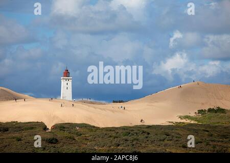 Menschen, die zu Rubjerg Knackt laufen, berühmter Leuchtturm, der in Sanddüne an der Westküste Dänemarks verschwindet Stockfoto