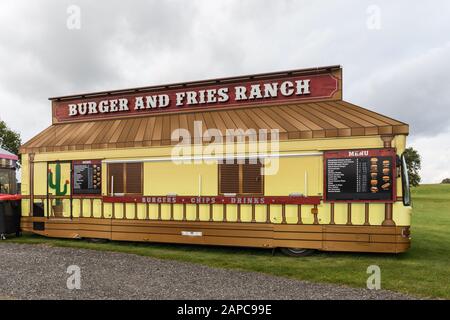 Burger and Fries mobiler Catering-Lieferwagen - Oulton Park, Großbritannien Stockfoto