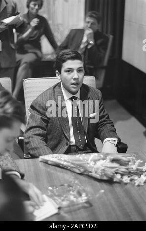 Ankunft des 15-jährigen Sängers Robertino am Flughafen Schiphol. Porträt von Robertino Datum: 5. Dezember 1961 Schlüsselwörter: Ankunft, Porträts, Sänger Personenname: Robertino Stockfoto