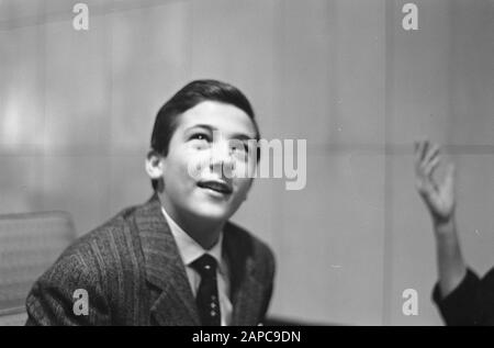 Ankunft des 15-jährigen Sängers Robertino am Flughafen Schiphol. Porträt von Robertino Datum: 5. Dezember 1961 Schlüsselwörter: Ankunft, Porträts, Sänger Personenname: Robertino Stockfoto
