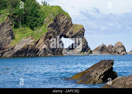 Natural Rock Arch am Beacon Point, Hele Bay in der Nähe von Ilfracombe, North Devon Coast, Großbritannien Stockfoto