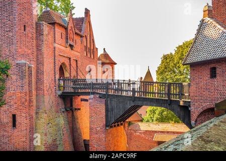 Malbork, Pomerania/Polen - 2019/08/24: Hohe Burgfestungsmauern und Befestigungsanlagen der mittelalterlichen Burg des Deutschen Orden in Malbork, Pola Stockfoto