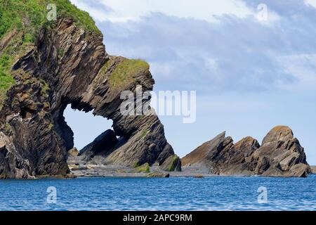 Natural Rock Arch am Beacon Point, Hele Bay in der Nähe von Ilfracombe, North Devon Coast, Großbritannien Stockfoto