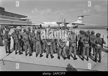Ankunft amerikanischer Soldaten auf Schiphol im Zusammenhang mit der NATO-Übung Repolger; Soldaten mit Flugzeugen der US Air Force im Hintergrund Datum: 8. September 1978 Standort: Noord-Holland, Schiphol Schlüsselwörter: Soldaten, Ankünfte, Flugzeugeinrichtung Name: NATO Stockfoto