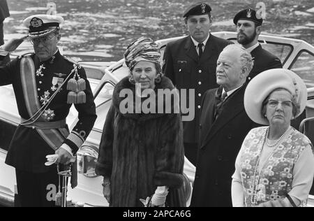 Staatsbesuch des Gouverneurs von Kanada Roland Michener und seine Beschreibung: Ankunft am Hauptbahnhof in Amsterdam, von links Prinz Bernhard, Norah Michener, Gouverneur General Michener, Königin Juliana (teilweise sichtbar) Datum: 14. April 1971 Ort: Amsterdam, Noord-Holland Schlüsselwörter: Ankunft, Gouverneure General, Königinnen, Fürsten, Staatsbesuche persönlicher Name: Bernhard (Fürst Niederlande), Juliana (Königin Niederlande), Michener, Roland, Michener-Willis, Norah Stockfoto