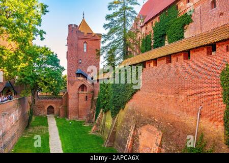 Malbork, Pomerania/Polen - 2019/08/24: Hohe Burgfestungsmauern und Befestigungsanlagen der mittelalterlichen Burg des Deutschen Orden in Malbork, Pola Stockfoto