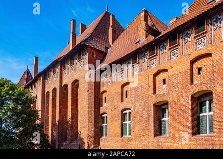 Malbork, Pomerania/Poland - 2019/08/24: Monumentale gotische Verteidigungsarchitektur des Hochschlosses der mittelalterlichen Burg des Deutschen Orden in Der Malb Stockfoto