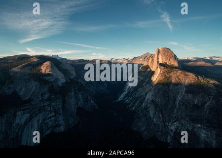 Letztes Licht des Tages im Yosemite Valley. Schöner Sonnenuntergang über dem Half Dome in einem der schönsten Nationalparks der USA in Kalifornien Stockfoto