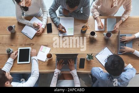 Business Team mit morgendlicher Unterweisung, Draufsicht Stockfoto