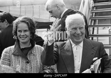 Ankunft der Schauspieler Charlie Chaplin und Peter Ustinov und ihrer Ehefrauen auf Schiphol Beschreibung: Ankunft Charlie Chaplin und Frau Oona O'Neill Datum: 23. Juni 1965 Ort: Noord-Holland, Schiphol Schlüsselwörter: Ankunft, Schauspieler persönlicher Name: Chaplin, Charlie, Neill, Oona O' Stockfoto