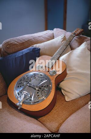 Gibson Dobro Resonator Gitarre auf dem Sofa Stockfoto