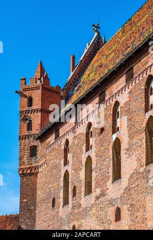 Malbork, Pomerania/Poland - 2019/08/24: Monumentale gotische Verteidigungsarchitektur des Hochschlosses der mittelalterlichen Burg des Deutschen Orden in Der Malb Stockfoto