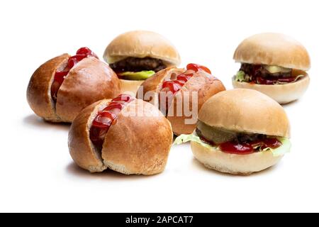 Mini-Hamburger und Hotdogs auf weißem Hintergrund Stockfoto