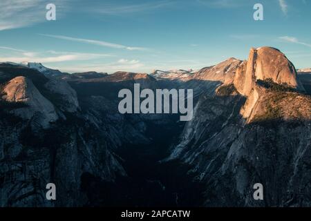 Letztes Licht des Tages im Yosemite Valley. Schöner Sonnenuntergang über dem Half Dome in einem der schönsten Nationalparks der USA in Kalifornien Stockfoto