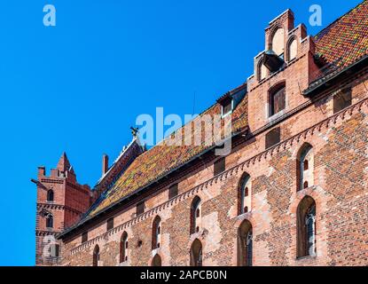 Malbork, Pomerania/Poland - 2019/08/24: Monumentale gotische Verteidigungsarchitektur des Hochschlosses der mittelalterlichen Burg des Deutschen Orden in Der Malb Stockfoto