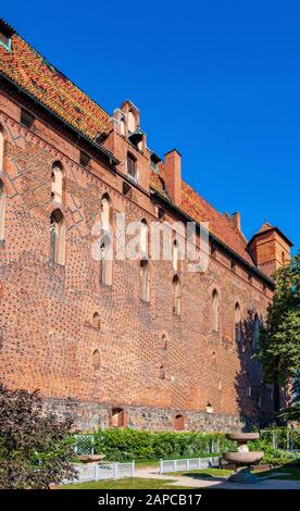 Malbork, Pomerania/Poland - 2019/08/24: Monumentale gotische Verteidigungsarchitektur des Hochschlosses der mittelalterlichen Burg des Deutschen Orden in Der Malb Stockfoto