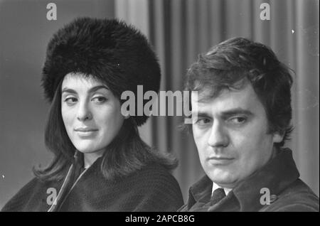 Ankunft Eleanor Bron und Dudley Moore am Flughafen Schiphol (Protagonisten Film Bedazzled) Datum: 31. Januar 1968 Ort: Noord-Holland, Schiphol Schlüsselwörter: Ankünfte, Filme, Protagonisten Stockfoto