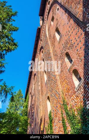 Malbork, Pomerania/Poland - 2019/08/24: Monumentale gotische Verteidigungsarchitektur des Hochschlosses der mittelalterlichen Burg des Deutschen Orden in Der Malb Stockfoto