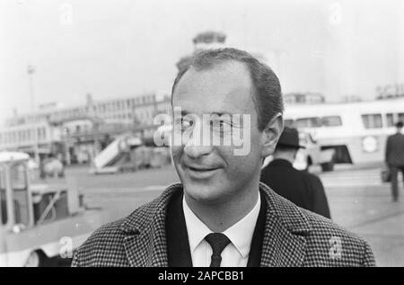 Ankunft in Schiphol des tschechisch-britischen Regisseurs Karel Reisz und seiner Frau Betsy Blair Beschreibung: Ankunft und Abreise, Filmschaffende Datum: 19. Oktober 1966 Ort: Noord-Holland, Schiphol Schlüsselwörter: Ankunft und Abreise, Filmemacher persönlicher Name: Reisz, Karel Stockfoto