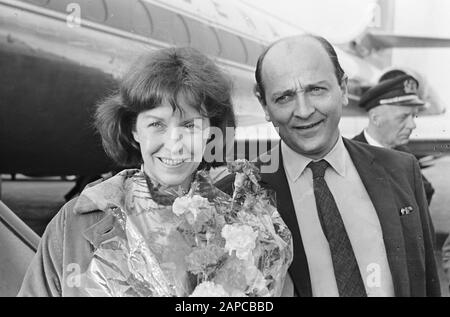 Ankunft in Schiphol des tschechisch-britischen Regisseurs Karel Reisz mit seiner Frau Betsy Blair Beschreibung: Ankunft und Abreise, Filmemacher, Aktrises, Blair, Betsy Datum: 19. Oktober 1966 Ort: Noord-Holland, Schiphol Schlüsselwörter: Ankunft und Abreise, Aktrisen, Filmemacher persönlicher Name: Blair, Betsy, Reisz, Karel Stockfoto