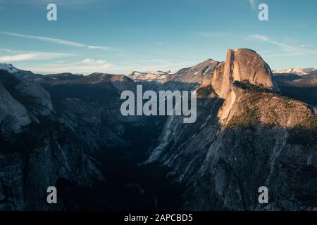 Letztes Licht des Tages im Yosemite Valley. Schöner Sonnenuntergang über dem Half Dome in einem der schönsten Nationalparks der USA in Kalifornien Stockfoto