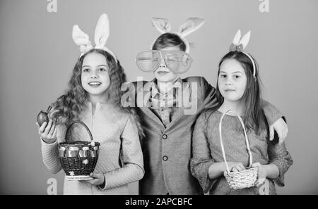 Kinder mit Körbchen bereit Jagd für Ostereier. Gruppe Kinder Hasenohren Zubehör feiern Ostern. Ostern Aktivität und Spaß. Freunde Zusammen Spass haben am Ostersonntag. Bereit für Eier Jagd. Stockfoto