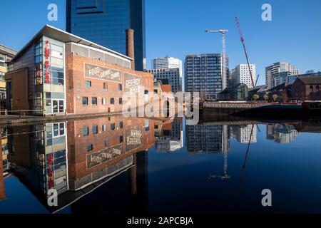 Ein sonniger Wintermorgen im Gas-Street-Becken in Birmingham, West Midlands England, Großbritannien Stockfoto