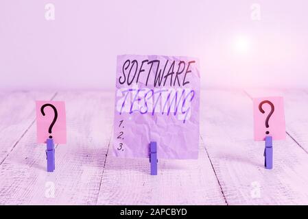 Textzeichen mit Softwaretests. Anhand von Geschäftsfotos wird die Funktionalität einer Softwareanwendung Bewertet, Die Mit Einem Blatt Zusammengezaudert und zerfallen ist Stockfoto