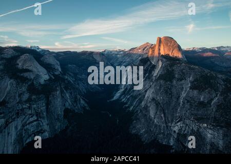 Letztes Licht des Tages im Yosemite Valley. Schöner Sonnenuntergang über dem Half Dome in einem der schönsten Nationalparks der USA in Kalifornien Stockfoto