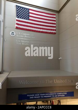 Amerikanische Flagge in der US-Zoll- und Grenzschutzhalle im LAX Tom Bradley International Terminal Stockfoto