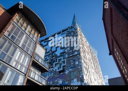 Blick auf den Cube vom Gas Street Basin in in Birmingham, West Midlands England, Großbritannien Stockfoto