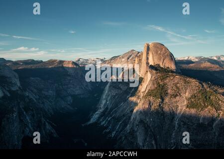 Letztes Licht des Tages im Yosemite Valley. Schöner Sonnenuntergang über dem Half Dome in einem der schönsten Nationalparks der USA in Kalifornien Stockfoto