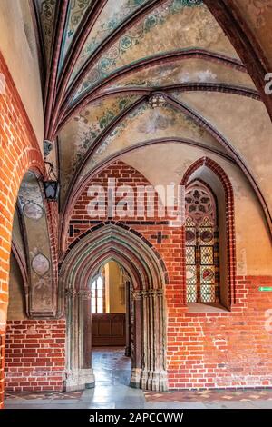 Malbork, Pomerania/Polen - 2019/08/24: Kloster der Hohen Burg Teil der mittelalterlichen Burg und des Klosters des Deutschen Orden in Malbork, Polen Stockfoto